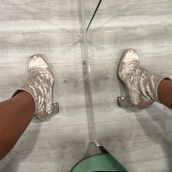 EUC ASOS US SIZE 5. Crushed velvet stretch booty w/ clear lucite heel, Blush - Picture 7 of 9